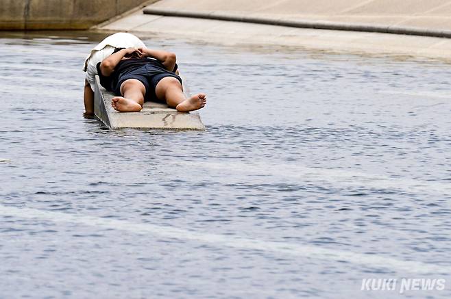17일 서울 영등포구 여의도한강공원에서 두살 터울의 남매가 물놀이를 즐기고 있다. 유희태 기자