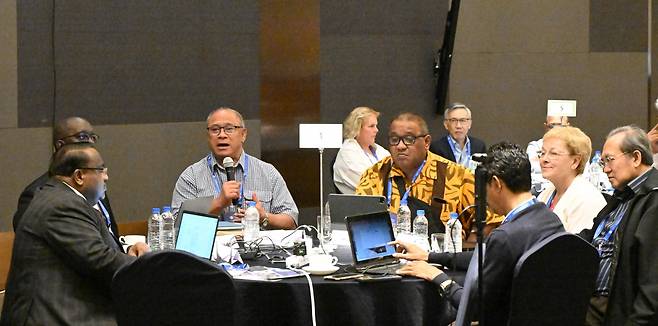 CWM 연례회의 참석자들이 17일 인천 연수구 홀리데이인호텔에서 세계 선교 방향에 대해 토의하고 있다. 인천=신석현 포토그래퍼