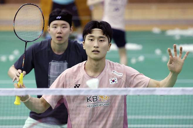 남자복식의 김원호(앞)와 서승재가 17일 충북 진천국가대표선수촌 오륜관에서 배드민턴 대표팀 공개 훈련에 임하고 있다. 뉴시스