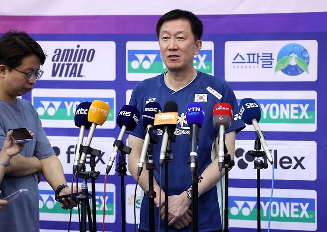 박주봉 한국 배드민턴 대표팀 감독이 17일 충북 진천국가대표선수촌 오륜관에서 취재진 질문에 답하고 있다. 뉴시스