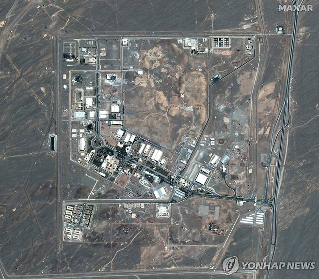 15일(현지시간) 이스라엘 공습 이후의 이란 나탄즈 핵시설 위성사진. 로이터 연합뉴스