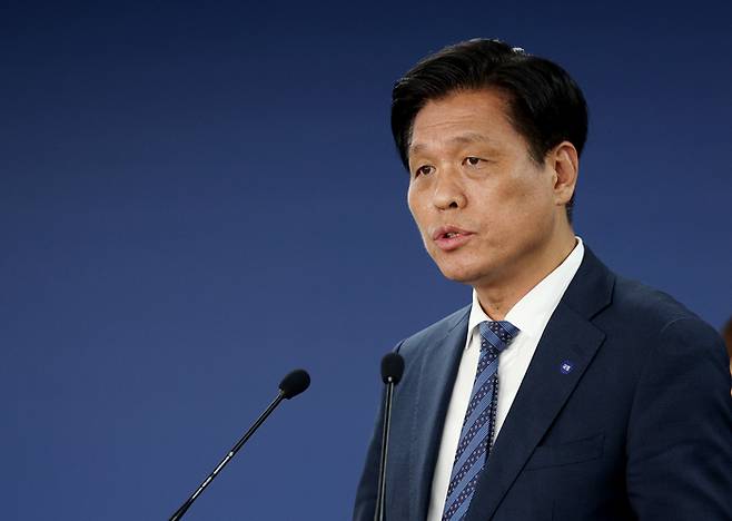 조승래 국정기획위원회 대변인이 16일 서울 종로구 정부서울청사 창성동 별관에서 국정기획위원회 1차 전체회의 관련 브리핑을 하고 있다.