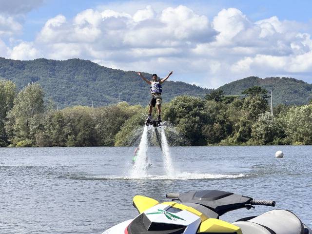의성군 낙단보에서 한 관광객이 플라이보드를 즐기고 있다.