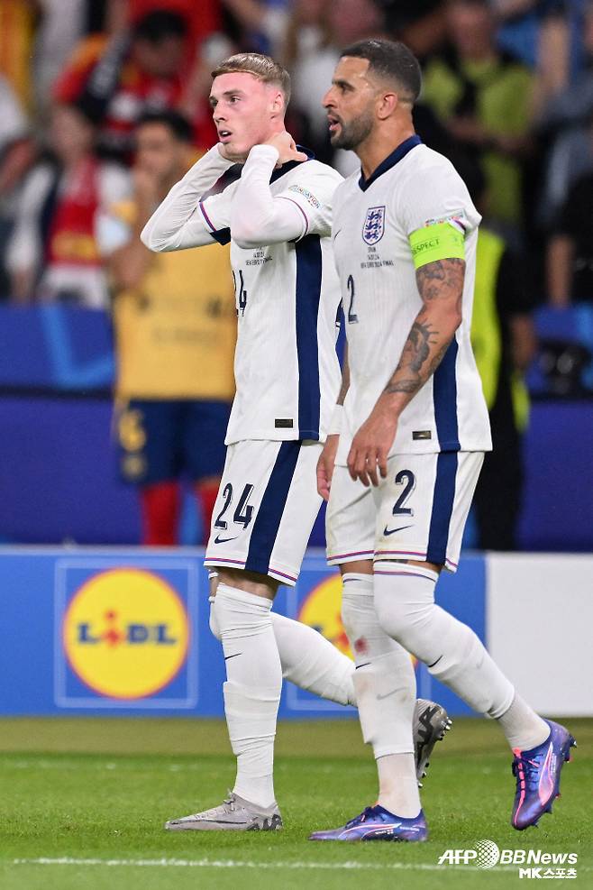 워커(사진 오른쪽)는 A매치 100경기 이상 출전을 바라보고 있다. 사진=AFPBBNews=News1