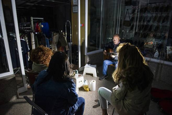 지난 4월 스페인, 포르투갈 일대에 발생한 정전으로 스페인 알바세테 주민들이 촛불을 켜고 모여앉은 모습./로이터=뉴스1