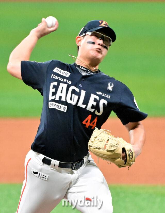 9일 오후 서울 고척동 고척스카이돔에서 진행된 '2025 프로야구 KBO리그' 키움히어로즈와 한화 이글스의 경기. 한화 김서현이 역투하고 있다./마이데일리