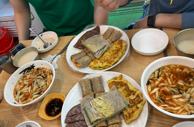 14일 강원도 영월에서 클린하이커스가 주최해 열린 ‘제1회 쓰레기줍기대회’ 참가자들이 강원도 영월 시장에서 식사하고 있다. 김광우 기자.