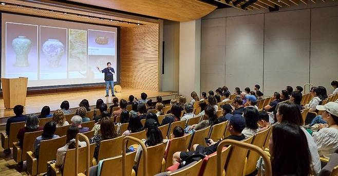리움미술관 다문화가정 초청 관람 행사에서 미술관과 전시를 소개하고 있다. *재판매 및 DB 금지