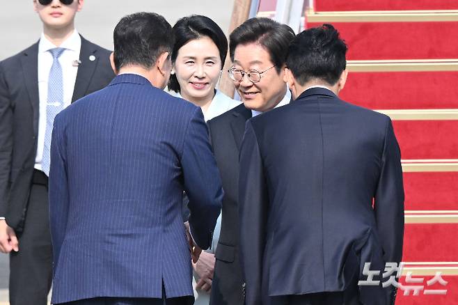 이재명 대통령과 부인 김혜경 여사가 캐나다에서 열리는 주요7개국(G7) 정상회의 참석을 위해 16일 오후 경기도 성남 서울공항을 통해 출국하기 전 김병기 더불어민주당 원내대표와 인사를 나누고 있다. 취임 12일 만의 첫 해외 방문에 나서는 이 대통령은 의장국인 캐나다의 공식 초청에 따라 옵서버(참관국) 자격으로 G7 정상회의에 참석한다. 류영주 기자