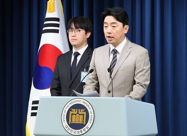 강훈식 대통령비서실장이 15일 서울 용산 대통령실에서 인선 발표를 하고 있다. 왼쪽은 하정우 AI미래기획수석. 연합뉴스