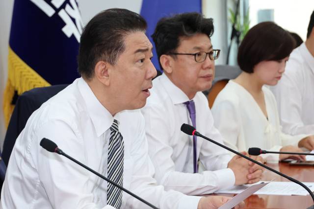 ▲더불어민주당 김병기 당대표 직무대행 겸 원내대표가 17일 서울 여의도 국회에서 열린 원내대책회의에서 발언하고 있다. ⓒ연합뉴스