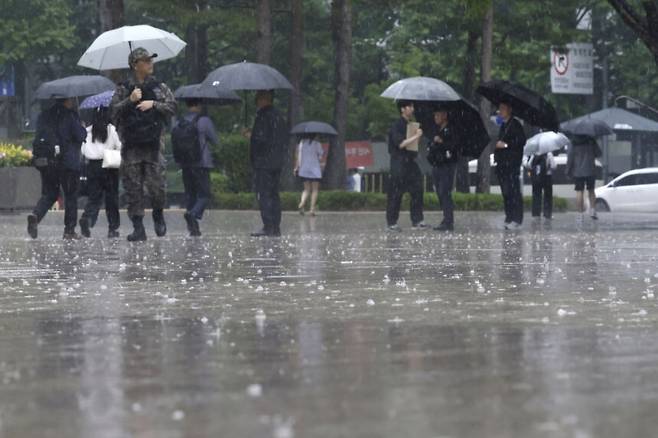 17일 수도권을 제외한 지역에 소나기가 내릴 것으로 예측된다. 뉴시스
