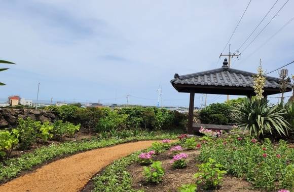 지난해 제주시 구좌읍 행원리에 조성된 도민참여 마을정원. 제주도 제공