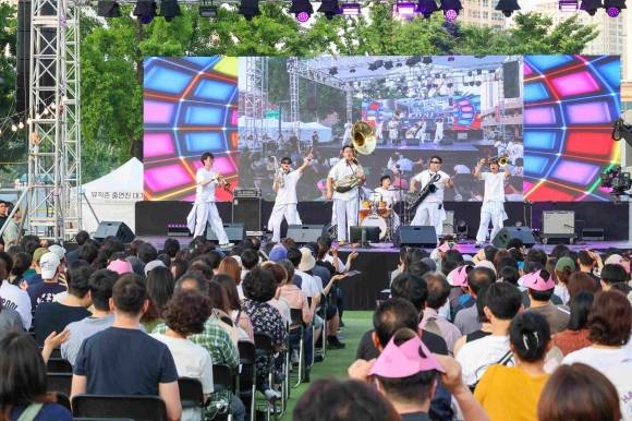 지난 14일 서울 서초구 고속버스터미널 광장에서 ‘2025 서초뮤직앤아트페스티벌’이 진행되고 있다. 서초구 제공