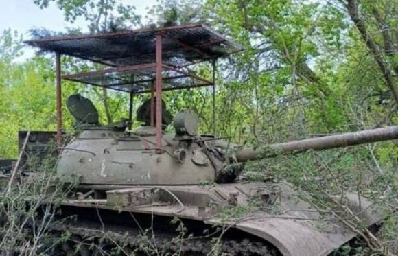 러시아군 탱크에 철장이 설치된 모습. 연합뉴스