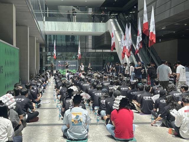 네이버와 카카오 등 IT 업계 노조들이 연대해 11일 네이버 1784 사옥에서 열린 ‘최인혁 전 COO 복귀 반대 2차 시위’에 참여했다. 양지혜 기자