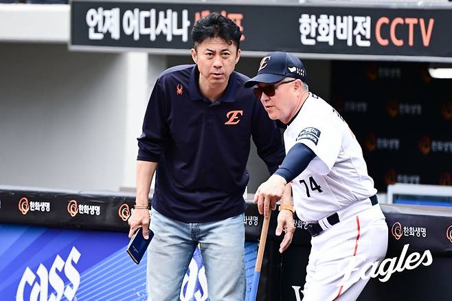 한화가 17일 재활선수 명단에 오른 에스테반 플로리얼의 대체 외국인선수로 루이스 리베라토를 영입했다. 손혁 한화 단장(왼쪽)은 17일 스포츠동아와 통화에서 “이번 주말에는 (경기 출전이) 가능할 수 있게 하려 한다”고 전했다. 한화는 비자 발급 등의 행정 절차 마무리를 위해 최대한 빨리 움직이고 있다. 사진제공|한화 이글스