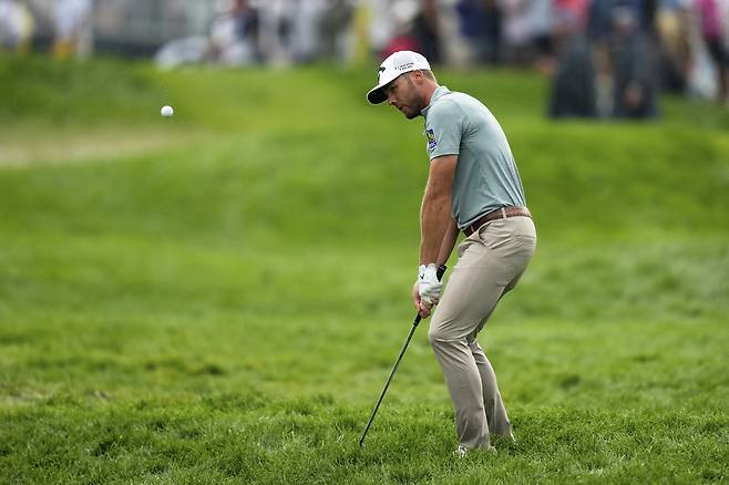 샘 번스가 지난 16일 미국 펜실베이니아주 오크몬트 컨트리클럽에서 열린 US오픈 골프대회 최종 라운드 11번 홀에서 러프에서 샷을 하고 있다. AP