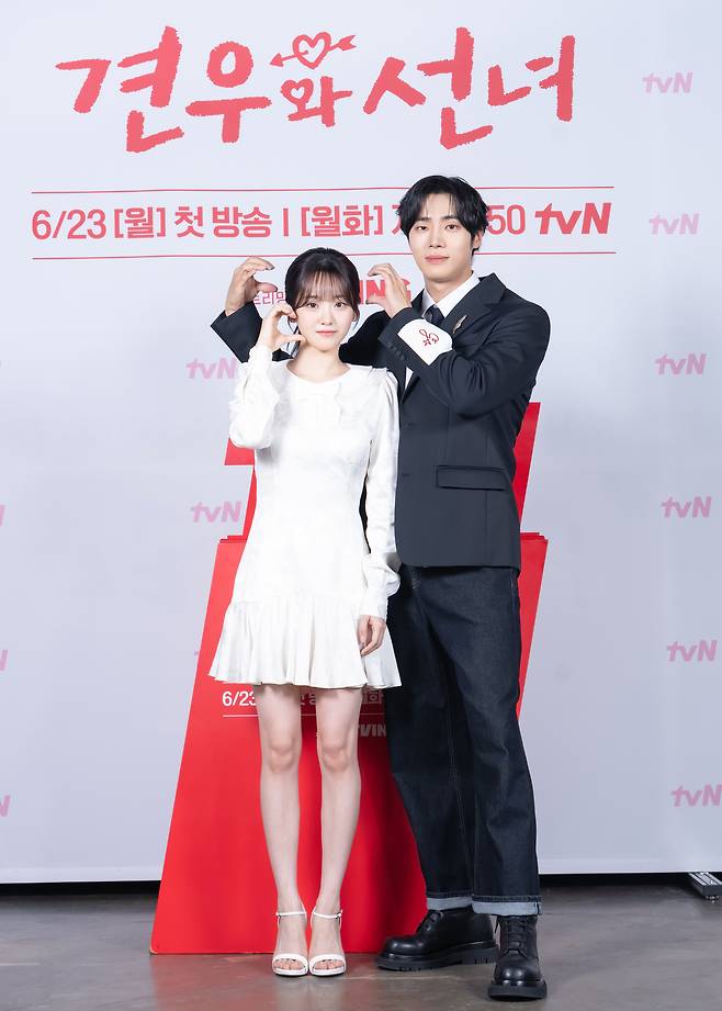 배우 조이현과 추영우가 17일 오후 온라인 생중계 형식으로 공개된 tvN 새 월화극 ‘견우와 선녀’ 제작발표회에 참석해 포즈를 취하고 있다. 사진 tvN