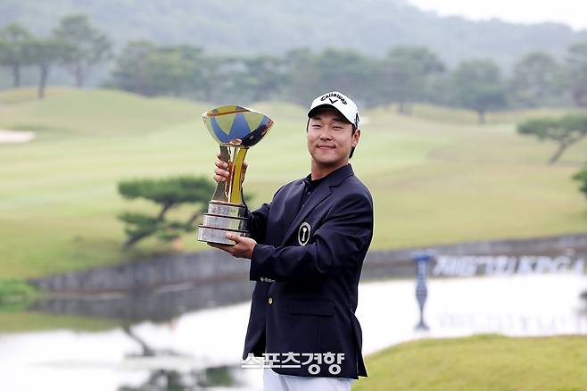 전가람이 오는 19일부터 경남 양산 에이원CC에서 열리는 제68회 KPGA 선수권에서 37년 만의 대회 2연패에 도전한다. 지난해 우승트로피를 든 전가람. |KPGA 제공