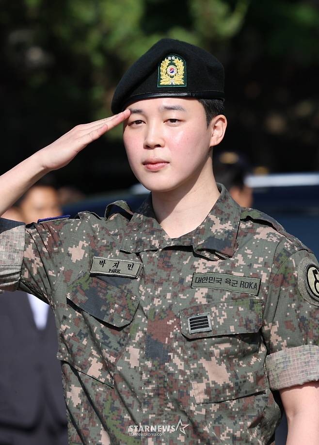 (연천=뉴스1) 권현진 기자 = 방탄소년단(BTS)의 지민이 11일 오전 경기도 연천군 연천공설운동장에서 군복무를 마친 뒤 전역 인사를 하고 있다. 정국과 지민은 지난 2023년 12월 입대해 경기도 연천에 위치한 육군 제5보병사단에서 약 1년 7개월간 병역의 의무를 성실히 수행했다. 2025.6.11/뉴스1 Copyright (C) 뉴스1. All rights reserved. 무단 전재 및 재배포, AI학습 이용 금지. /사진=(연천=뉴스1) 권현진 기자