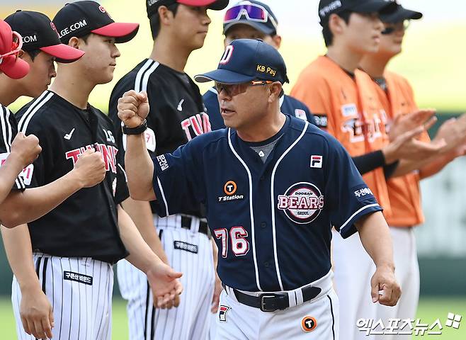5일 오후 인천 SSG랜더스필드에서 열린 '2024 신한 SOL Bank KBO 올스타 프라이데이' 퓨처스 올스타전 남부와 북부의 경기에 앞서 두산 이정훈 감독이 그라운드에 도열하고 있다. 엑스포츠뉴스 DB