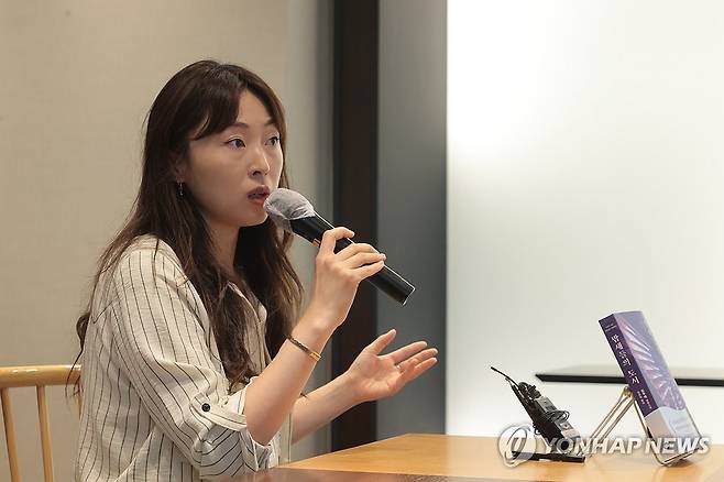 김주혜 작가 신작 '밤새들의 도시' 출간 (서울=연합뉴스) 류효림 기자 = 톨스토이문학상(해외문학 부문) 수상자인 김주혜 작가가 17일 서울 종로구 나인트리 바이 파르나스 서울 인사동에서 열린 신작 '밤새들의 도시' 출간기념 기자간담회에서 질문에 답하고 있다. 2025.6.17 ryousanta@yna.co.kr