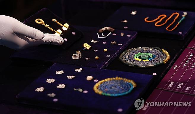 공주 무령왕릉과 왕릉원 조사성과 발표 (서울=연합뉴스) 진연수 기자 = 17일 서울 중구 한국의 집에서 열린 공주 무령왕릉과 왕릉원 조사성과 언론공개회에서 출토 유물들이 전시되어 있다.
국가유산청과 국립부여문화유산연구소는 "공주 무령왕릉과 왕릉원을 조사한 결과, 2호 무덤 주인은 백제의 제23대 왕인 삼근왕(재위 477∼479)으로 추정된다"고 밝혔다. 또한 연구소는 2호분에서 화려한 금 귀걸이와 함께 출토한 어금니(2점)의 법의학 분석결과 10대왕이던 심근왕을 추정된다는 결과도 얻었다. 2025.6.17 jin90@yna.co.kr