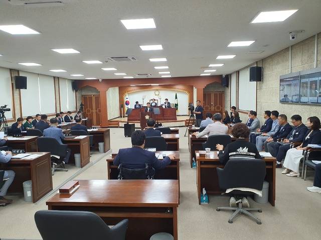 18일 열린 김제시의회 제290회 제1차 정례회 제2차 본회의에서 의원들이 잇따라 시정질문을 하고 있다. 김제=강현규 기자