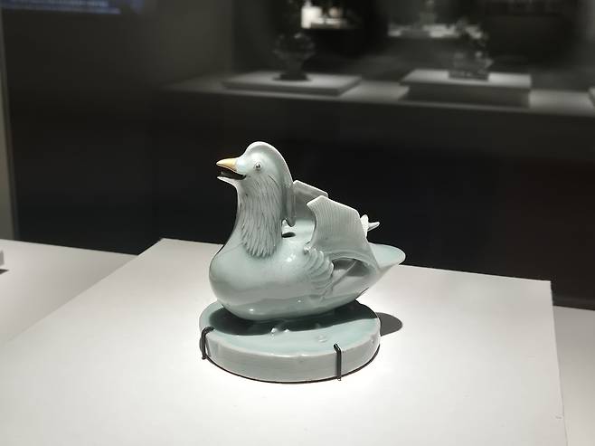 청자원앙모양향로뚜껑. 원앙모양 향로뚜껑은 가장 아름다운 고려 상형청자 향로의 하나로 손꼽힌다. 비취색 유약이 원앙에 생기를 불어 넣은 듯하다.