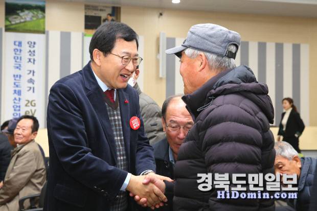 주낙영 경주시장이 어르신과 반갑게 인사하며 어르신 복지 향상을 위한 소통을 이어가고 있다. 사진=경주시 제공