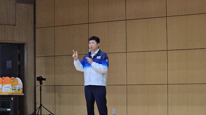 유승민 대한체육회장이 광평중 학생들과 '스포츠와 범죄예방' 토크 콘서트를 하고 있다. <박용기 기자>