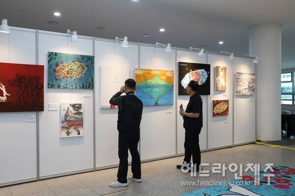 경기도의회에서 열린 '만화, 시대와 민주주의 그리다' 展.