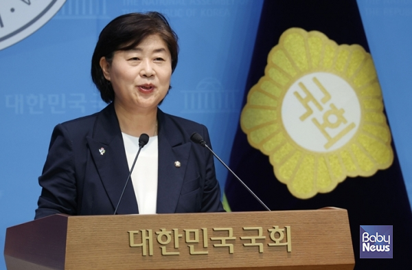 국회 법제사법위원회 소속 서영교 더불어민주당(서울 중랑갑) 국회의원은 아동수당 지급 연령을 기존 8세 미만에서 18세 미만으로 대폭 확대하고, 지급액을 두 배로 인상하는 '아동수당법 일부개정법률안'을 대표발의했다. ⓒ서영교 의원실