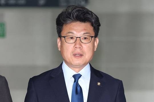 진성준 민주당 정책위의장이 오늘(18일) 국회에서 열린 당정 정책협의회에 참석하고 있다. (출처 : 뉴스1)