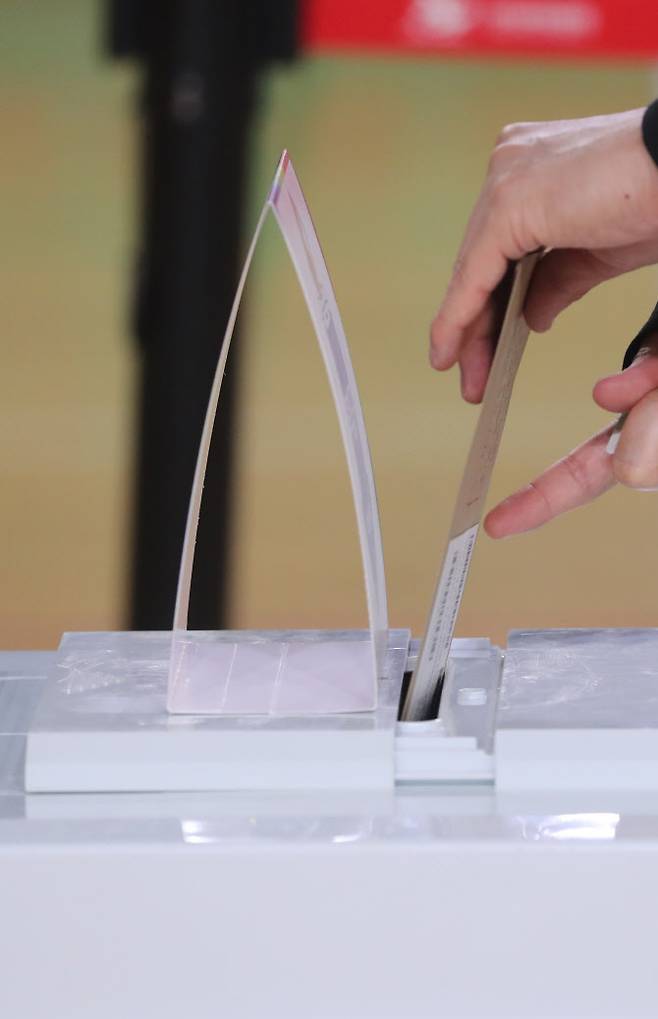 21대 대통령 선거 사전투표 둘째 날인 5월 30일 강원 속초시 청학동 속초초등학교 체육관에 마련된 사전투표소에서 유권자가 투표용지가 담긴 회송용 봉투를 투표함에 넣고 있다. (사진=연합뉴스)