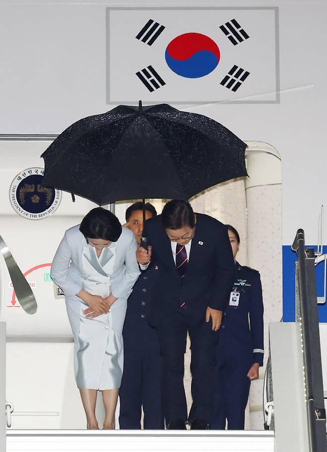 이재명 대통령과 김혜경 여사가 17일(현지시간) 51차 주요 7개국(G7) 정상회의 일정을 마치고 캐나다 캘거리 국제공항에서 귀국하며 공군 1호기 올라 인사하고 있다.(사진=연합뉴스)