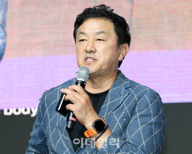 최재붕 성균관대 기계공학부 교수가 18일 서울 중구 신라호텔에서 ‘뒤집힌 인구 피라미드…축의 전환, 길을 찾다’를 주제로 열린 제16회 이데일리 전략포럼에서 발표하고 있다.(사진=방인권 기자)