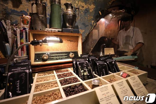 서울 시내 한 커피 전문점에서 직원이 로스팅을 하고 있다. 2023.8.21/뉴스1 ⓒ News1 김성진 기자