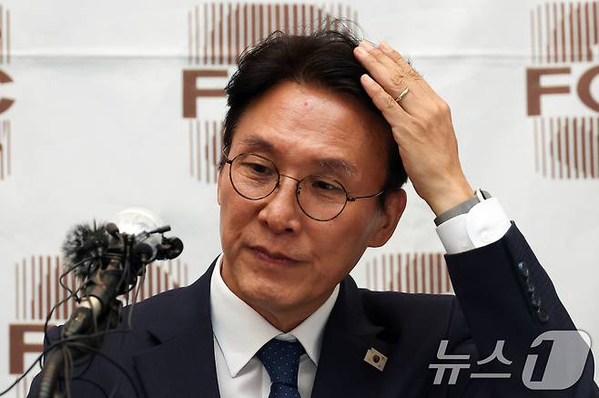 김민석 국무총리 후보자가 17일 오후 서울 중구 프레스센터에서 열린 외신기자간담회에서 머리를 넘기고 있다. (공동취재) 2025.6.17/뉴스1 ⓒ News1 김명섭 기자