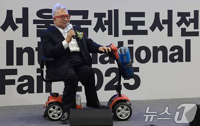 렉스 하우 타이베이도서전 재단 대표가 18일 오전 서울 강남구 삼성동 코엑스에서 열린 2025 서울국제도서전 개막식에서 축사를 하고 있다. 2025.6.18/뉴스1 ⓒ News1 박정호 기자