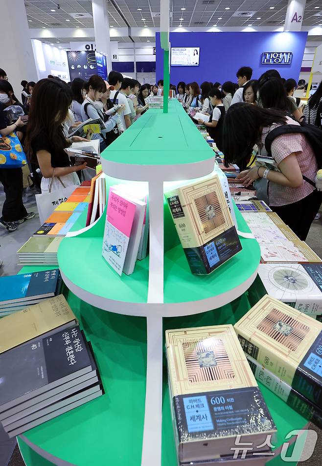 18일 오전 서울 강남구 삼성동 코엑스에서 열린 2025 서울국제도서전을 찾은 관람객들이 민음사 부스를 둘러보고 있다. 2025.6.18/뉴스1 ⓒ News1 박정호 기자