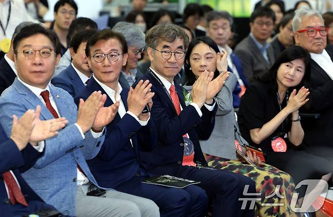 18일 오전 서울 강남구 삼성동 코엑스에서 열린 2025 서울국제도서전 개막식에서 윤철호 대한출판문화협회 회장과 전재수 국회 문화체육관광위원회 위원장 등이 참석자 소개에 손뼉을 치고 있다. 2025.6.18/뉴스1 ⓒ News1 박정호 기자