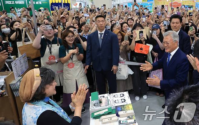 문재인 전 대통령이 18일 오후 서울 강남구 삼성동 코엑스에서 열린 2025 서울국제도서전을 찾아 평산책방 부스 앞에서 백창화 작가와 만나고 있다. 2025.6.18/뉴스1 ⓒ News1 박정호 기자