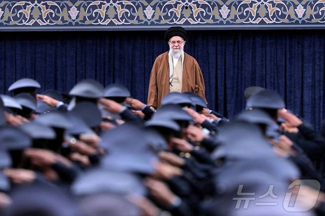 지난 2월7일(현지시간) 이란 테헤란에서 열린 회의에서 공군 장교들이 경례하는 가운데 아야톨라 알리 하메네이 이란 최고지도자가 서 있다. 25.02.07 ⓒ 로이터=뉴스1 ⓒ News1 김예슬 기자