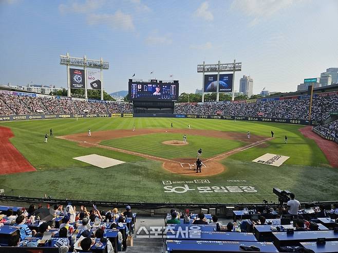 롯데와 두산이 8일 잠실구장에서 2025 KBO리그 정규시즌 주말 3연전 마지막 경기른 치른 가운데 2만3750석이 매진됐다. 잠실 | 김동영 기자 raining99@sportsseoul.com