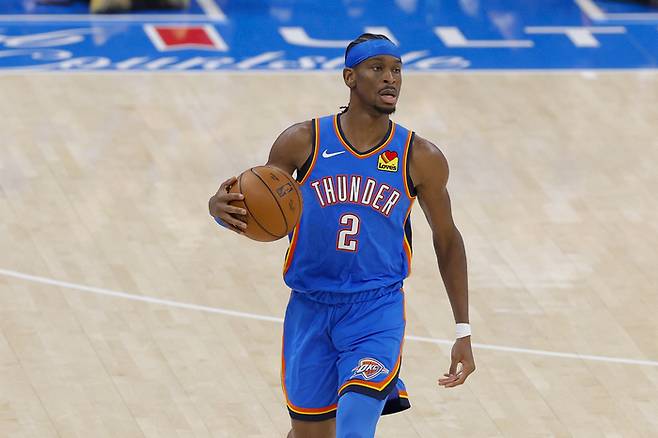 SGA가 9일(한국시간) 오클라호마주 오클라호마 시티 페이컴 시티에서 열린 2024~2025 NBA 파이널 2차전 인디애나전서 공격에 나서고 있다. 사진 | Imagn Images 연합뉴스