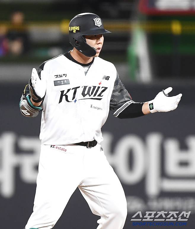 11일 수원 KT위즈파크에서 열린 롯데-KT전. 9회말 1사 대타 이정훈이 김원중을 상대로 2루타를 친 후 기뻐하고 있다. 수원=정재근 기자 cjg@sportschosun.com/2025.6.11/