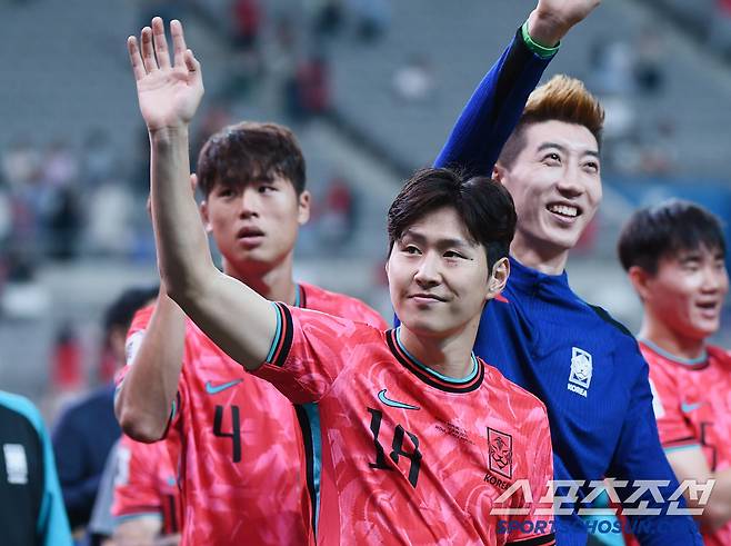 10일 서울월드컵경기장에서 열린 대한민국과 쿠웨이트의 2026년 북중미월드컵 아시아 3차예선 B조 최종전. 대한민국이 4대0 승리를 거둔 후 열린 월드컵 진출 축하행사에서 이강인과 조현우가 팬들에게 인사하고 있다. 상암=정재근 기자 cjg@sportschosun.com/2025.6.10/