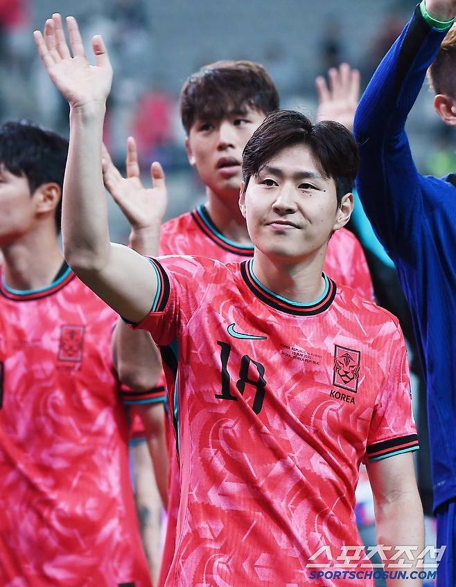 10일 서울월드컵경기장에서 열린 대한민국과 쿠웨이트의 2026년 북중미월드컵 아시아 3차예선 B조 최종전. 대한민국이 4대0 승리를 거둔 후 열린 월드컵 진출 축하행사에서 이강인이 팬들에게 인사하고 있다. 상암=정재근 기자 cjg@sportschosun.com/2025.6.10/